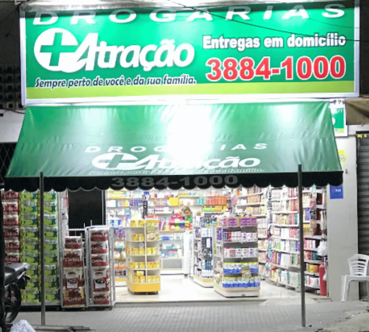 Farmacêutica atendendo cliente com atenção e cuidado