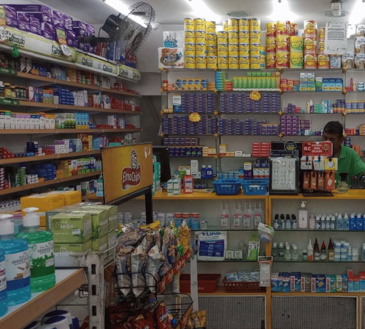 Corredor com ampla variedade de produtos de saúde e bem-estar