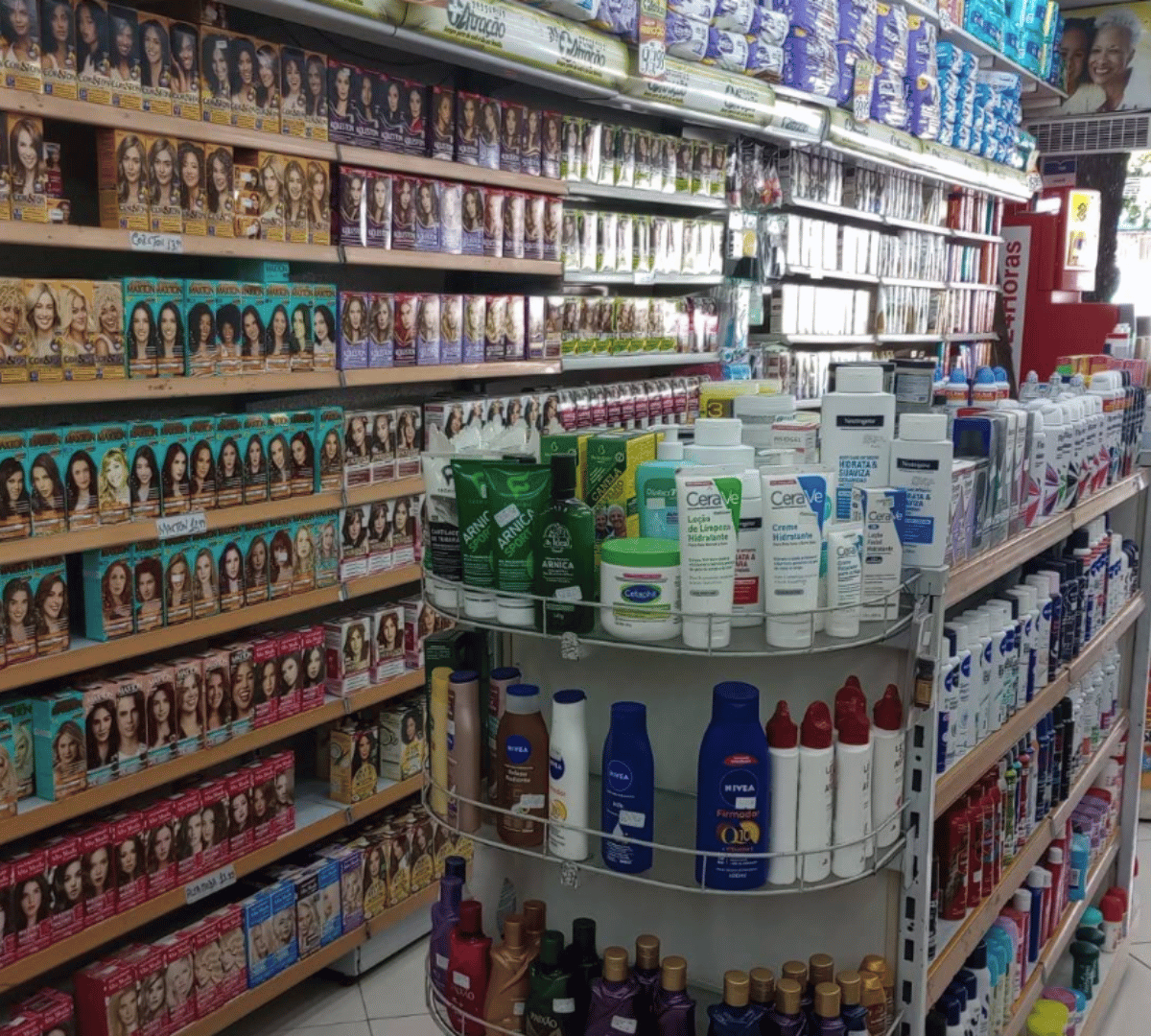 Interior espaçoso e organizado da Drogarias Atração